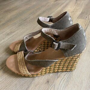 Women’s TOMS Clarissa Woven Green and Tan Wedge Heels/Sandals-Size 9